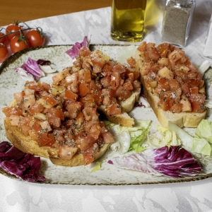 BRUSCHETE CU ROSII