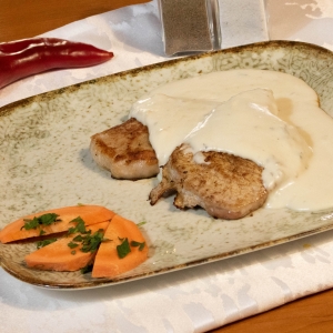 cotlet cu sos de gorgonzola si nuci