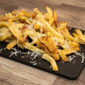 CARTOFI PRAJITI CU USTUROI, PATRUNJEL SI PARMESAN